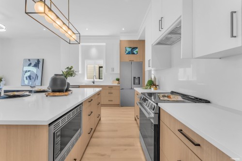 8219 111B Street, Delta, BC - Indoor Photo Showing Kitchen With Upgraded Kitchen