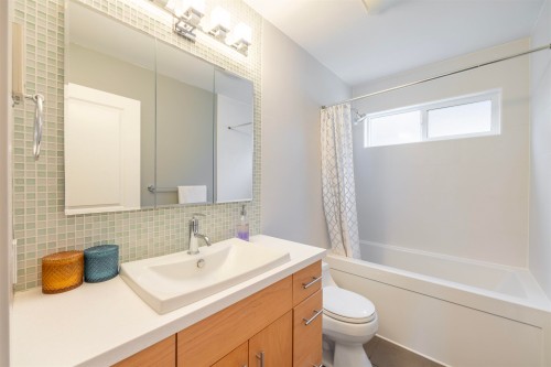20978 92 Avenue, Langley, BC - Indoor Photo Showing Bathroom