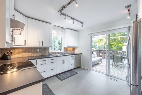 20978 92 Avenue, Langley, BC - Indoor Photo Showing Kitchen