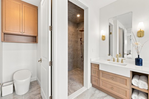 4509 Southridge Crescent, Langley, BC - Indoor Photo Showing Bathroom