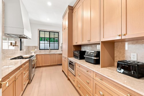 4509 Southridge Crescent, Langley, BC - Indoor Photo Showing Kitchen With Upgraded Kitchen