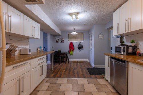 2164 Opal Place, Abbotsford, BC - Indoor Photo Showing Kitchen