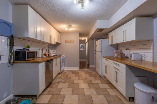 2164 Opal Place, Abbotsford, BC - Indoor Photo Showing Kitchen