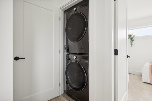 2473 Beck Road, Abbotsford, BC - Indoor Photo Showing Laundry Room