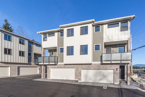 2473 Beck Road, Abbotsford, BC - Outdoor With Facade