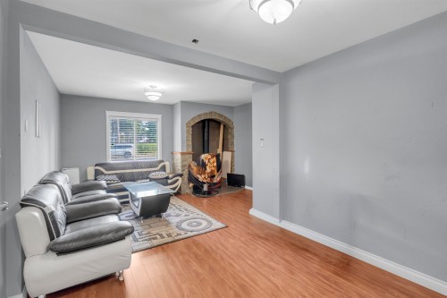 14115 110 Avenue, Surrey, BC - Indoor Photo Showing Living Room