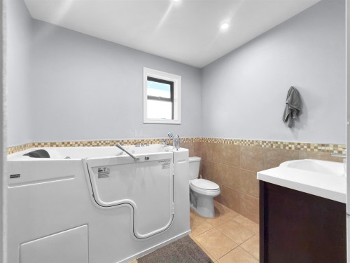 14115 110 Avenue, Surrey, BC - Indoor Photo Showing Bathroom