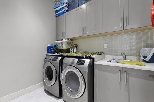 18585 56 Avenue, Surrey, BC - Indoor Photo Showing Laundry Room