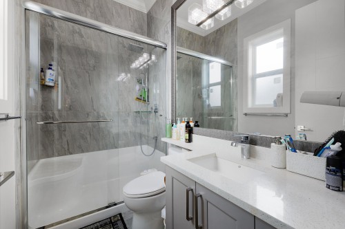 18585 56 Avenue, Surrey, BC - Indoor Photo Showing Bathroom