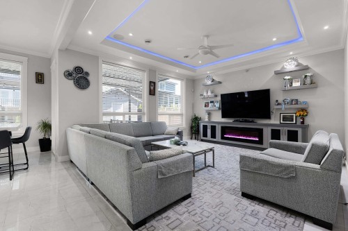18585 56 Avenue, Surrey, BC - Indoor Photo Showing Living Room