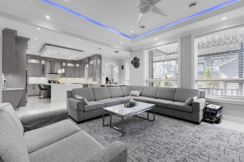 18585 56 Avenue, Surrey, BC - Indoor Photo Showing Living Room
