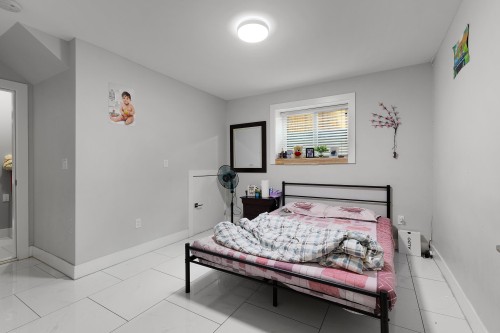 18585 56 Avenue, Surrey, BC - Indoor Photo Showing Bedroom