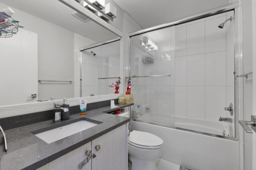 18585 56 Avenue, Surrey, BC - Indoor Photo Showing Bathroom