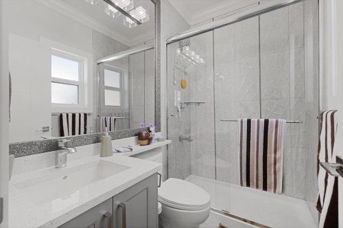 18585 56 Avenue, Surrey, BC - Indoor Photo Showing Bathroom
