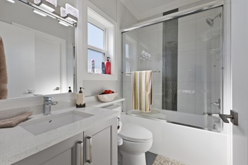 18585 56 Avenue, Surrey, BC - Indoor Photo Showing Bathroom