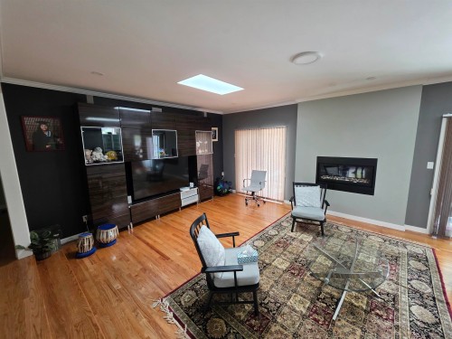 15580 20 Avenue, Surrey, BC - Indoor Photo Showing Living Room With Fireplace