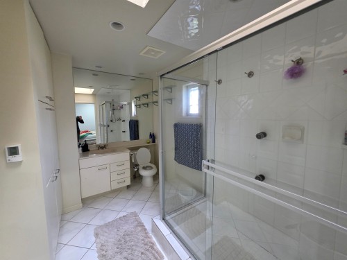 15580 20 Avenue, Surrey, BC - Indoor Photo Showing Bathroom