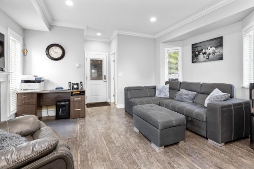 33067 6Th Avenue, Mission, BC - Indoor Photo Showing Living Room
