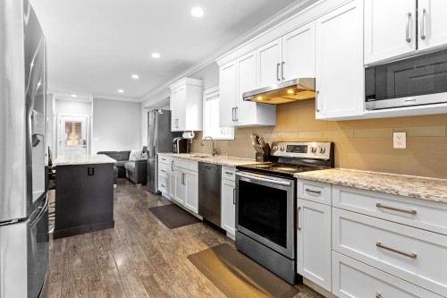 33067 6Th Avenue, Mission, BC - Indoor Photo Showing Kitchen With Upgraded Kitchen