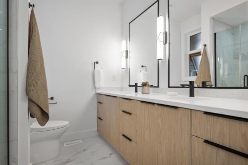 19771 75B Avenue, Langley, BC - Indoor Photo Showing Bathroom