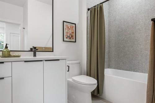 19771 75B Avenue, Langley, BC - Indoor Photo Showing Bathroom