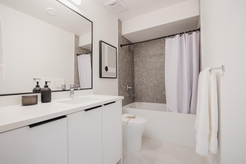 19771 75B Avenue, Langley, BC - Indoor Photo Showing Bathroom