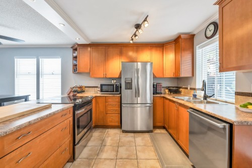 21226 92 Avenue, Langley, BC - Indoor Photo Showing Kitchen With Double Sink