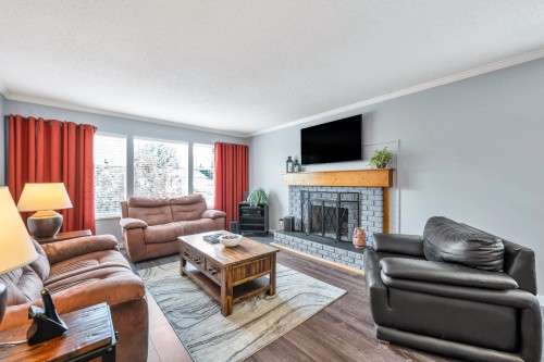 21226 92 Avenue, Langley, BC - Indoor Photo Showing Living Room With Fireplace