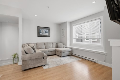 30-20856 76 Avenue, Langley, BC - Indoor Photo Showing Living Room