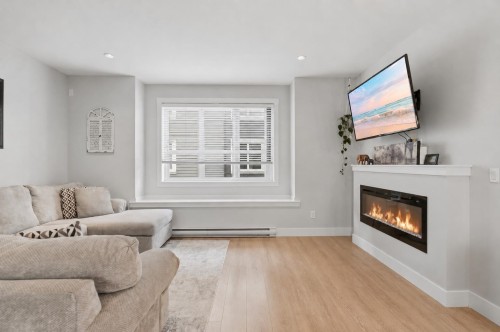 30-20856 76 Avenue, Langley, BC - Indoor Photo Showing Living Room With Fireplace