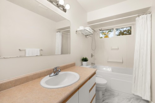 11752 64A Avenue, Delta, BC - Indoor Photo Showing Bathroom