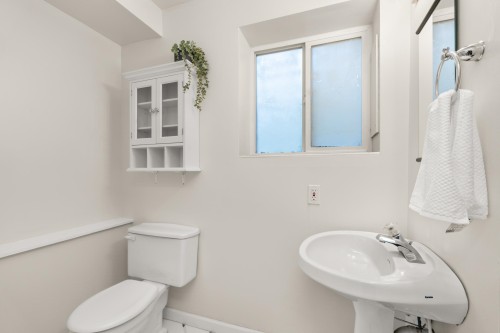 11752 64A Avenue, Delta, BC - Indoor Photo Showing Bathroom