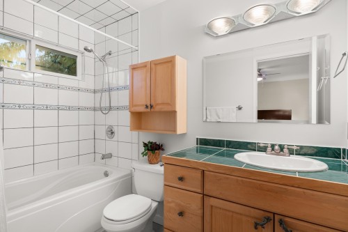 11752 64A Avenue, Delta, BC - Indoor Photo Showing Bathroom