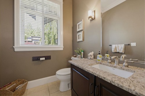 13536 14 Avenue, Surrey, BC - Indoor Photo Showing Bathroom