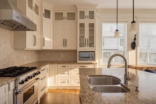 13536 14 Avenue, Surrey, BC - Indoor Photo Showing Kitchen With Double Sink With Upgraded Kitchen