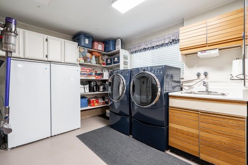8652 Sunbury Place, Delta, BC - Indoor Photo Showing Laundry Room