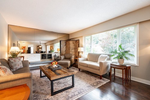 8652 Sunbury Place, Delta, BC - Indoor Photo Showing Living Room