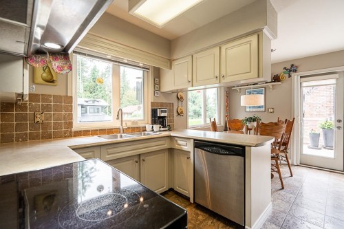 8652 Sunbury Place, Delta, BC - Indoor Photo Showing Kitchen With Double Sink