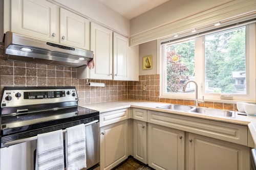 8652 Sunbury Place, Delta, BC - Indoor Photo Showing Kitchen With Double Sink