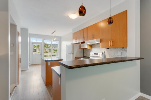 25-20460 66 Avenue, Langley, BC - Indoor Photo Showing Kitchen