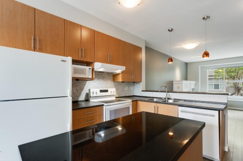 25-20460 66 Avenue, Langley, BC - Indoor Photo Showing Kitchen With Double Sink