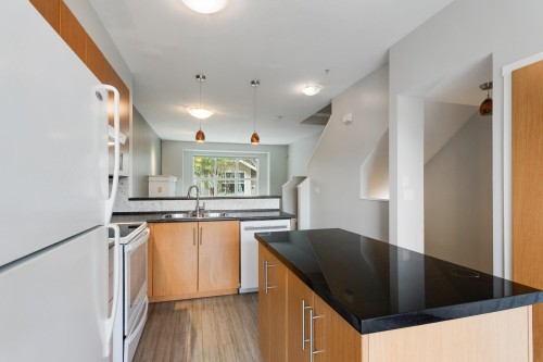 25-20460 66 Avenue, Langley, BC - Indoor Photo Showing Kitchen With Double Sink