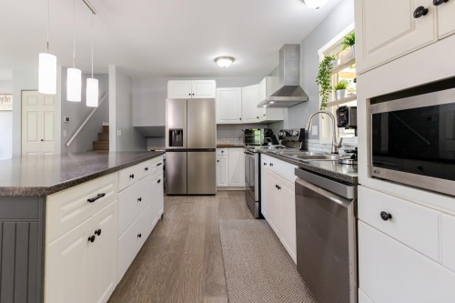 17081 60A Avenue, Surrey, BC - Indoor Photo Showing Kitchen With Upgraded Kitchen