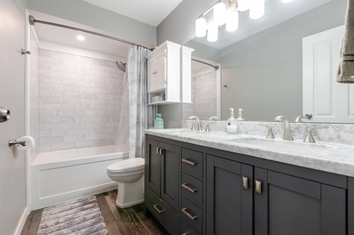 17081 60A Avenue, Surrey, BC - Indoor Photo Showing Bathroom