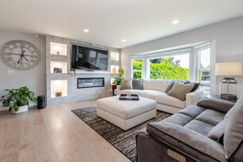 17081 60A Avenue, Surrey, BC - Indoor Photo Showing Living Room With Fireplace