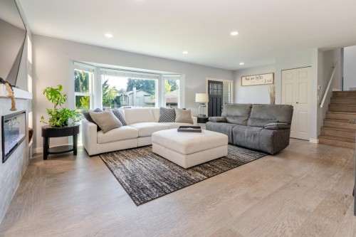 17081 60A Avenue, Surrey, BC - Indoor Photo Showing Living Room