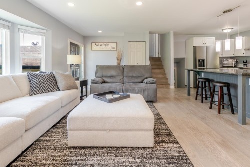 17081 60A Avenue, Surrey, BC - Indoor Photo Showing Living Room