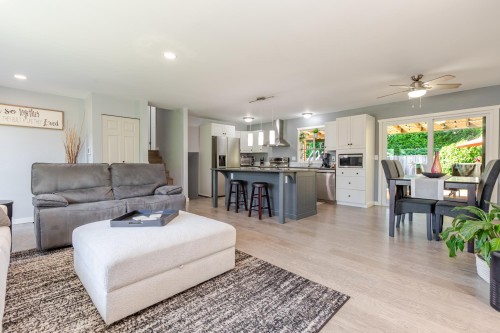 17081 60A Avenue, Surrey, BC - Indoor Photo Showing Living Room