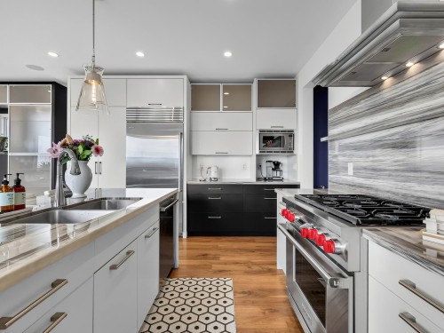 942 Keil Street, White Rock, BC - Indoor Photo Showing Kitchen With Double Sink With Upgraded Kitchen