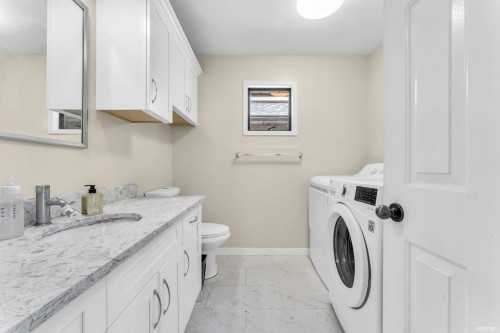 14996 Southmere Close, Surrey, BC - Indoor Photo Showing Laundry Room